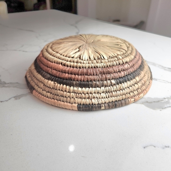 VINTAGE Artisan Native American Fiber Rush Woven Basket - Picture 4 of 6